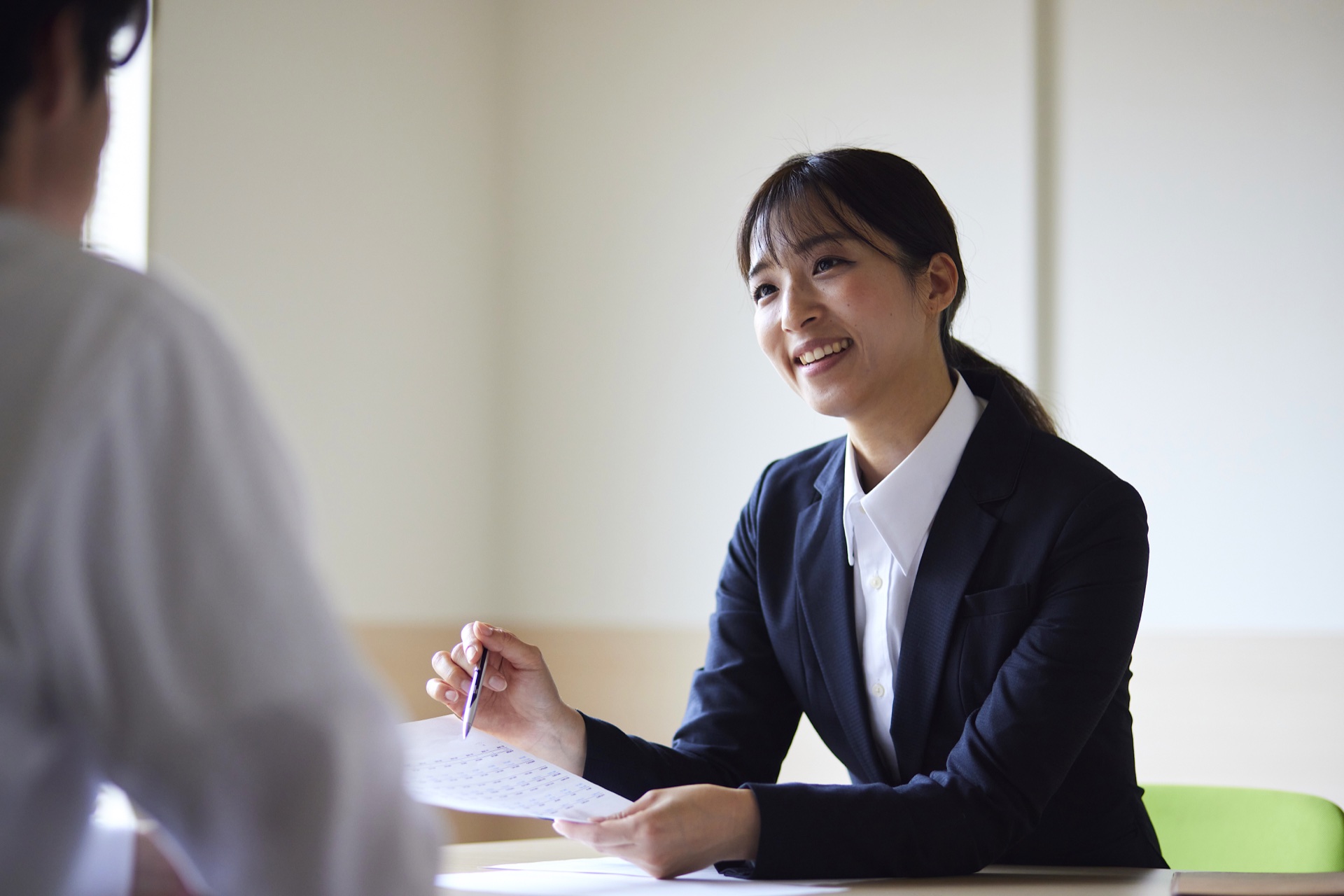 担当者と物件を確認する様子