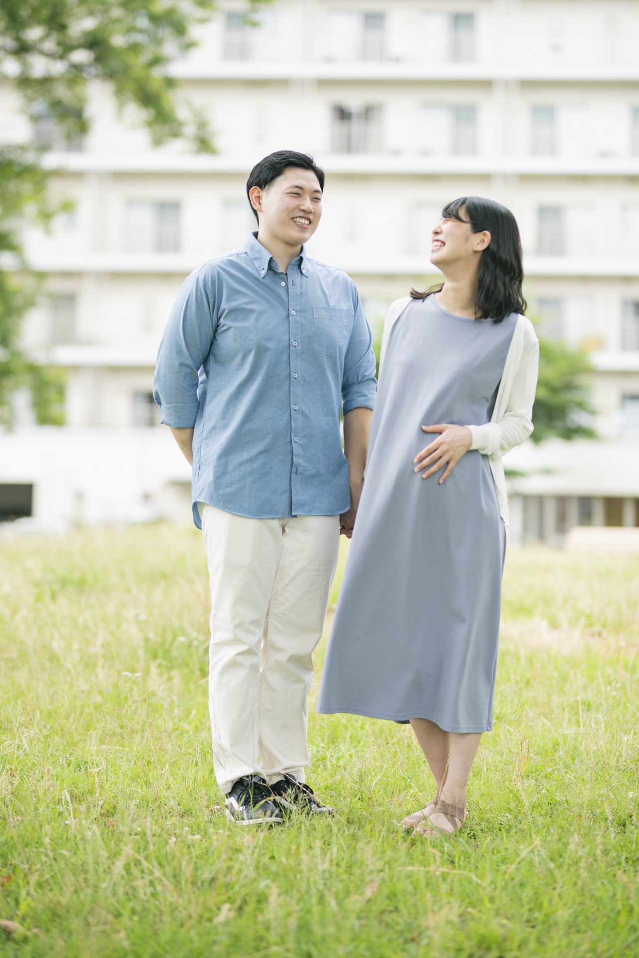 仲良く歩く夫婦