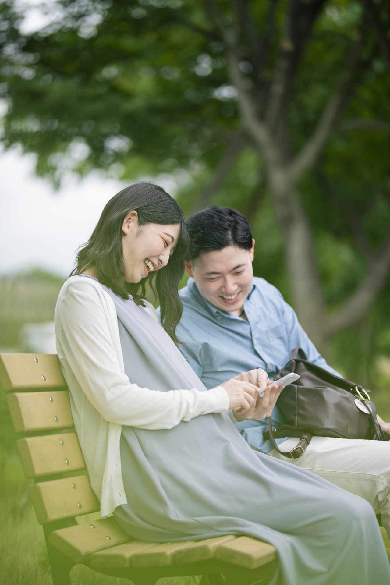ベンチで住まいについて話す夫婦