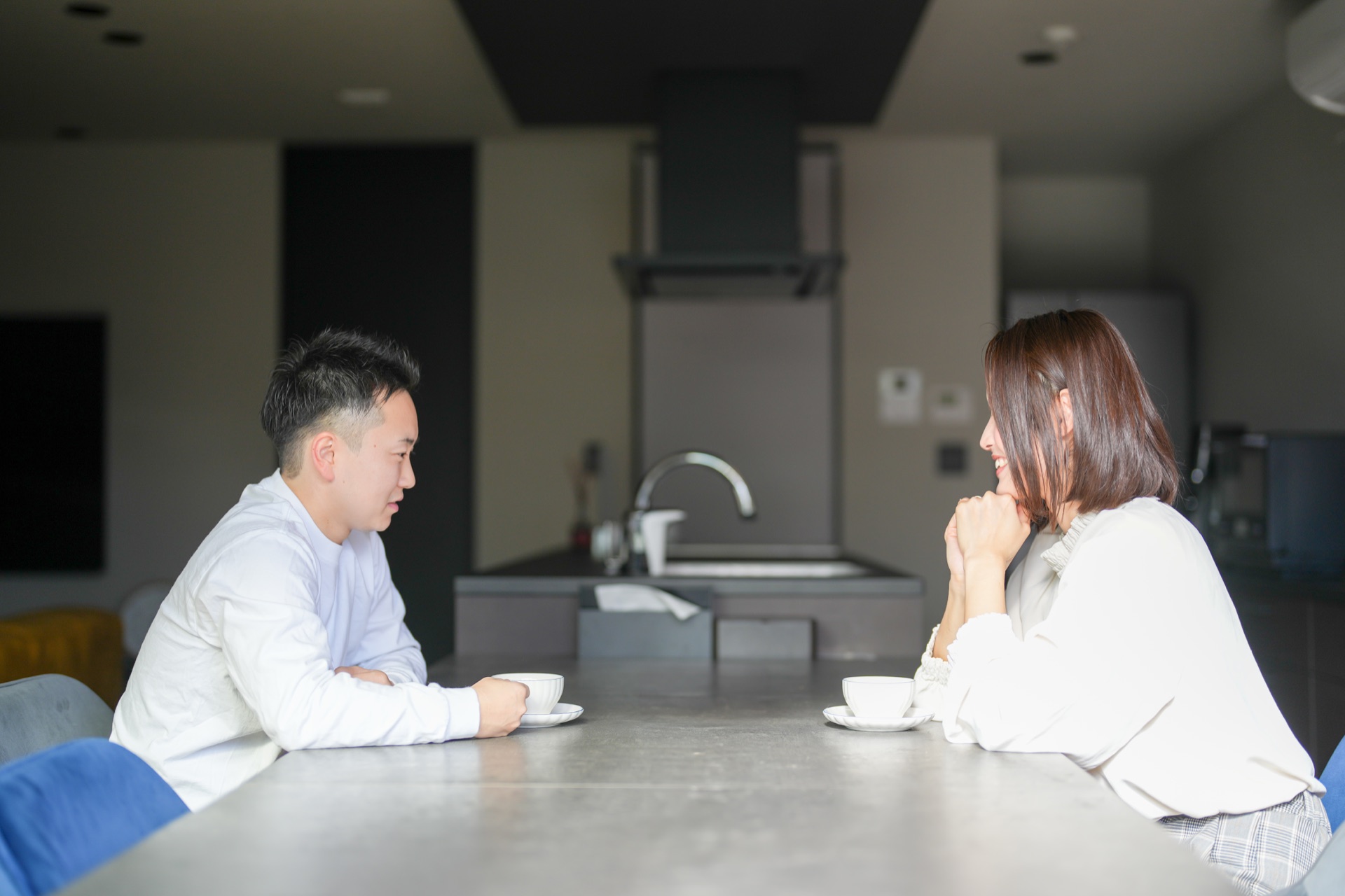 新居で話すご夫婦